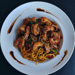 wok de ramen y langostinos